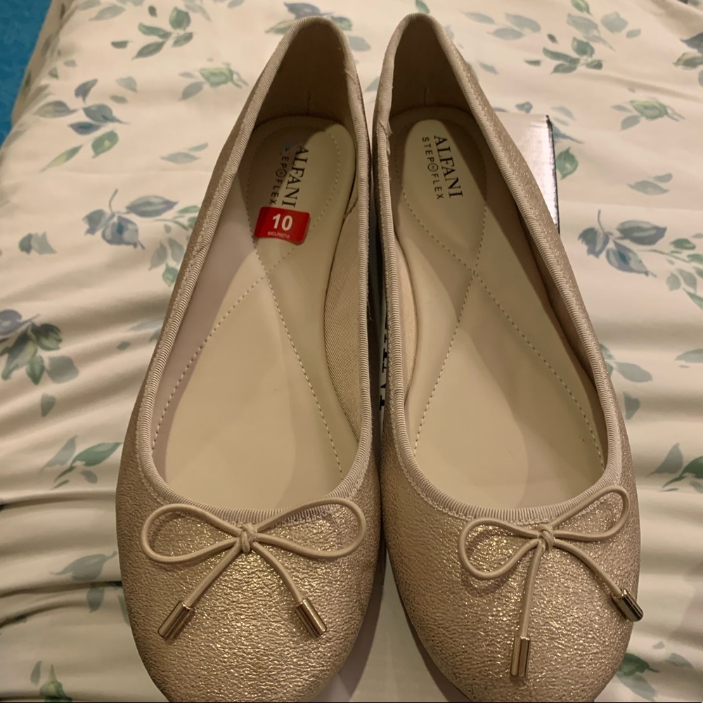 BRAND NEW LIGHT GOLD ALFANI FLATS